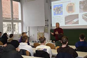 Schnuppervorlesung mit Professor beim Studieninfotag der Hochschule Esslingen