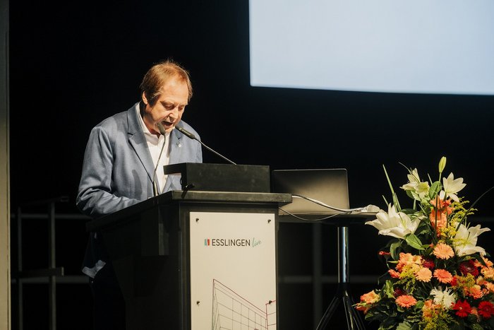 Mann am Rednerpult - Ehrensenator Dietmar Ness vom VDF Alumni & Friends