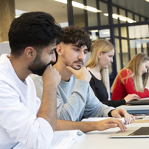 Studierende in der Bibliothek