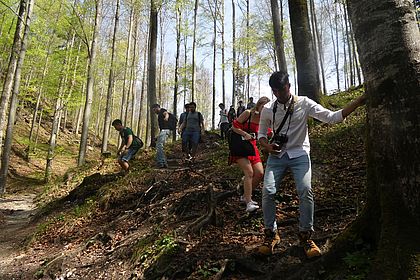 Studierende laufen den Berg herunter