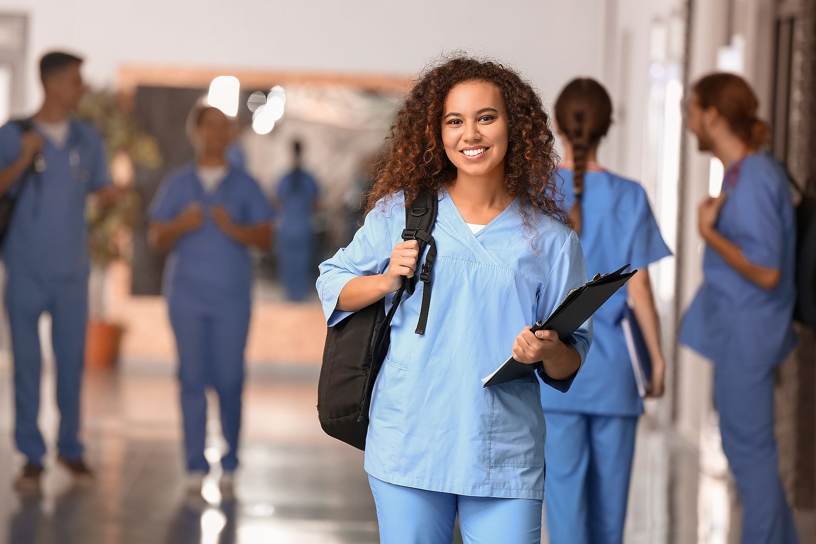 Pflegestudentin mit Rucksack