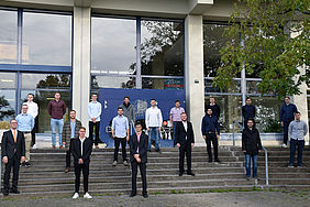 Gruppenfoto mit Studierenden auf dem Campus Flandernstraße