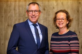 Mann und Frau schauen in die Kamera