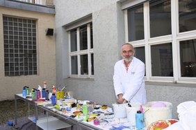 Mann mit Malutensilien für eine Aktion 