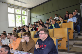 Hörsaal mit Zuhörerinnen und Zuhörern