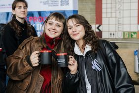 Zwei Frauen bei der Erstsemesterbegrüßung der Hochschule