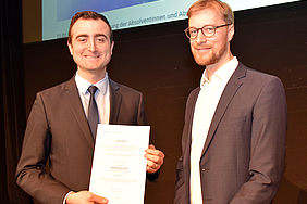 Prorektor Prof. Fabian Diefenbach übergibt den DAAD-Preis an Ömer Bingöl und Prorektor 