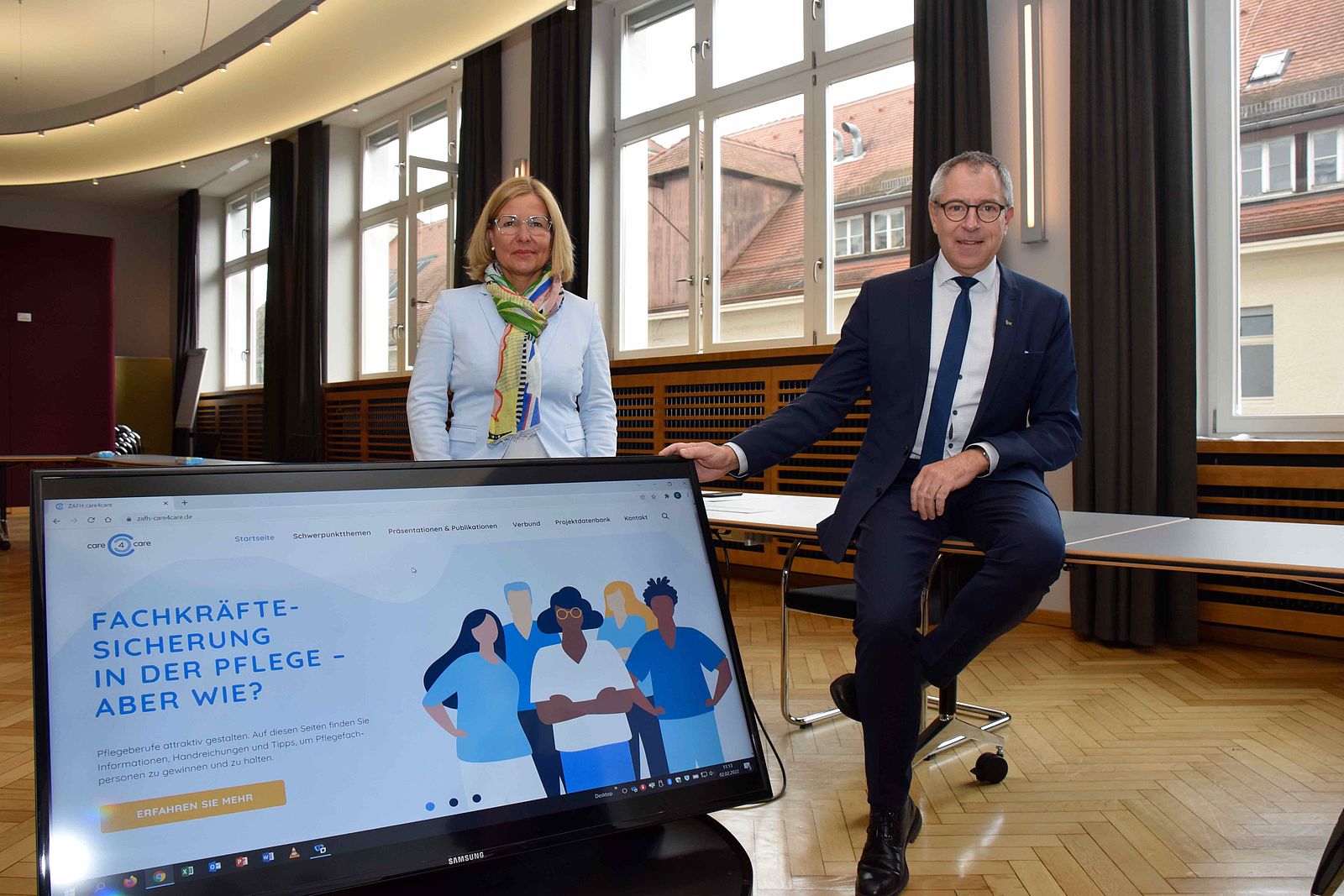 Professorin Karin Reiber und Professor Christof Wolfmaier beim Pressegespräch.