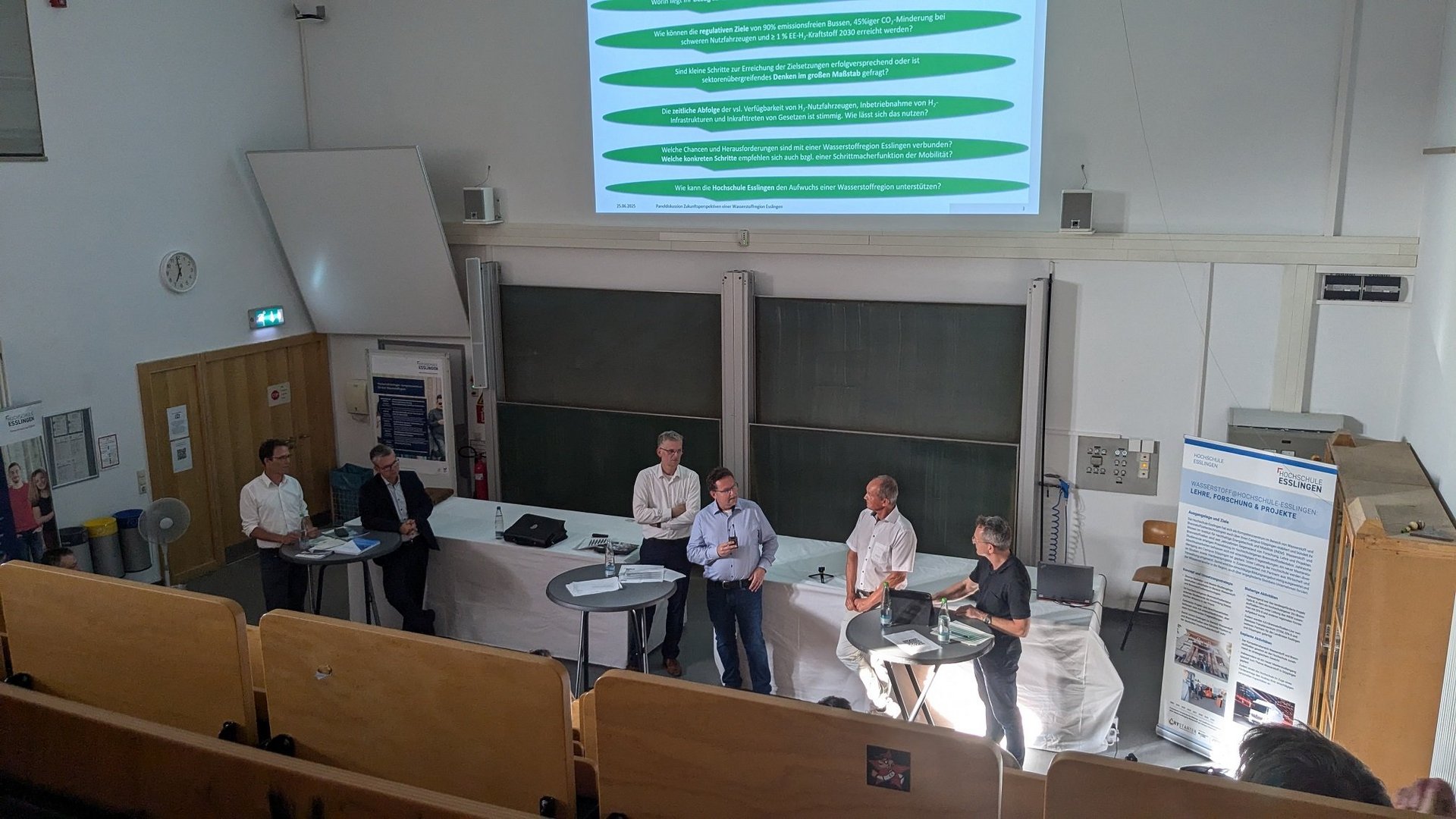 Experten diskutieren in einem Hörsaal