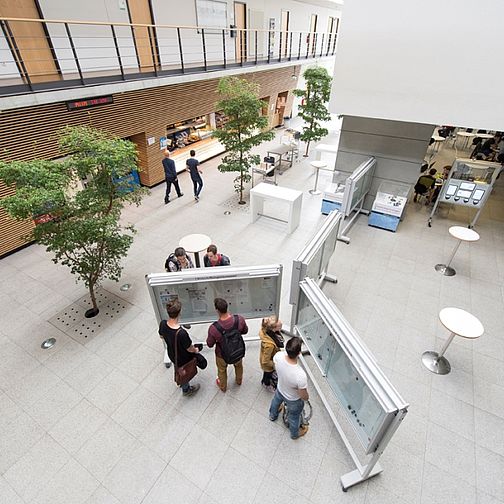 Blick in das Foyer von Gebäude 4 am Campus Göppingen