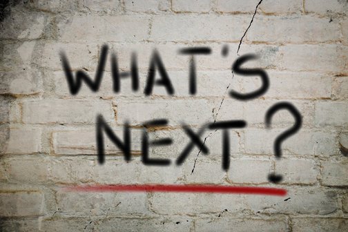 An eine Steinmauer sind mit Farbe die Worte "What's next" gesprüht