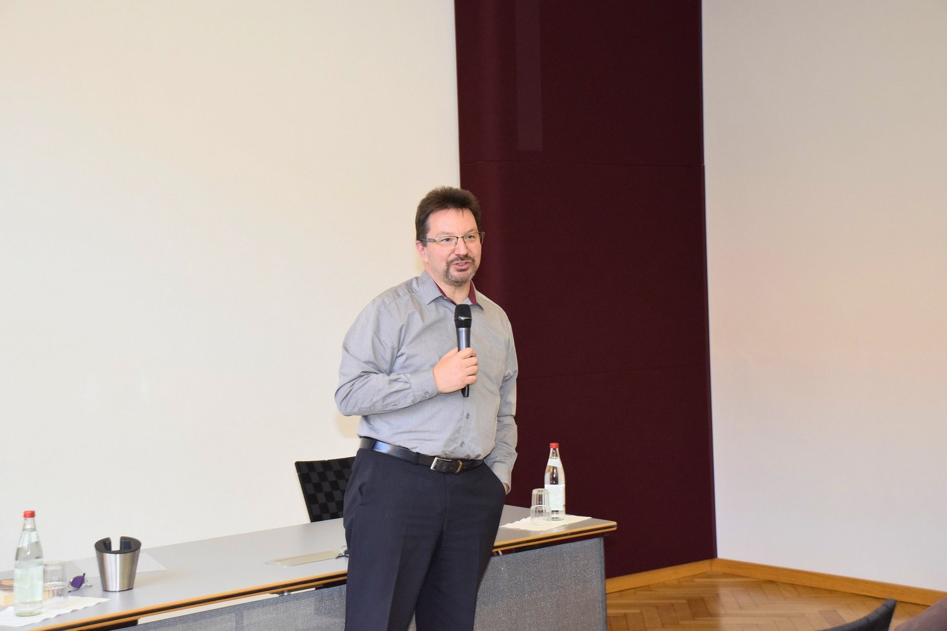 Mann mit Mikrofon spricht