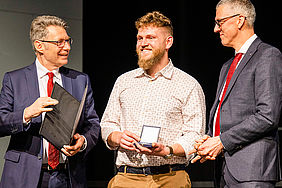 Maik Sielaff (Mitte) erhält den Karl-Goldschmidt-Preis 2022 von Dr. Stephan Goldschmidt (li.) und Dr. Georg Friberg. (Foto: Andreas Ebinger)