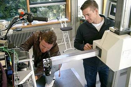 Students during the car body test in the workshop Photo: Esslingen University/ Automotive Faculty