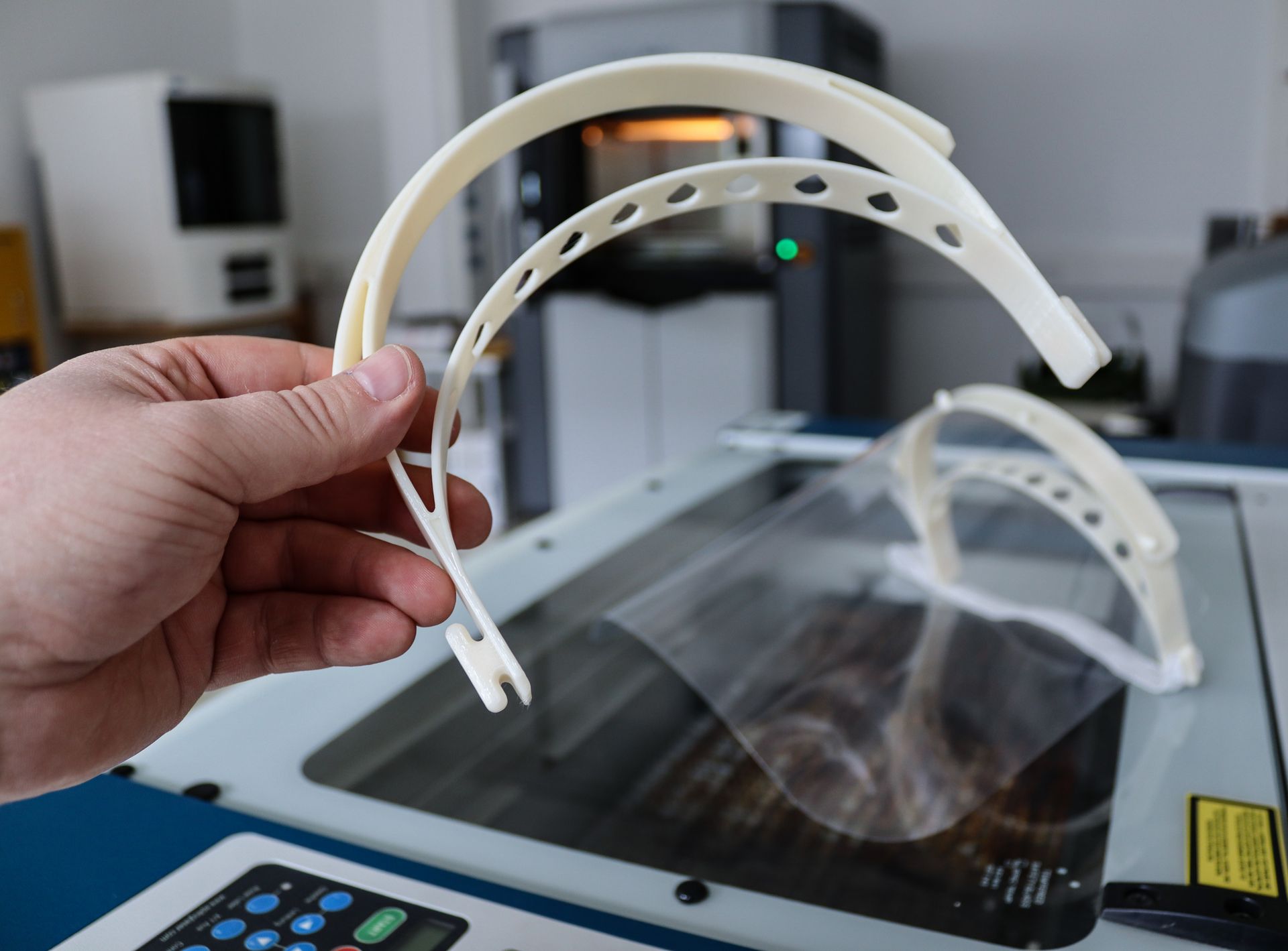 Ein Schutzmaskenbauteil aus einem 3D-Drucker.