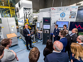 Prof. Dr. Stefan Wagner hält eine Rede vor neuer Schuler-Presse, Besucher im Umkreis um ihn herum