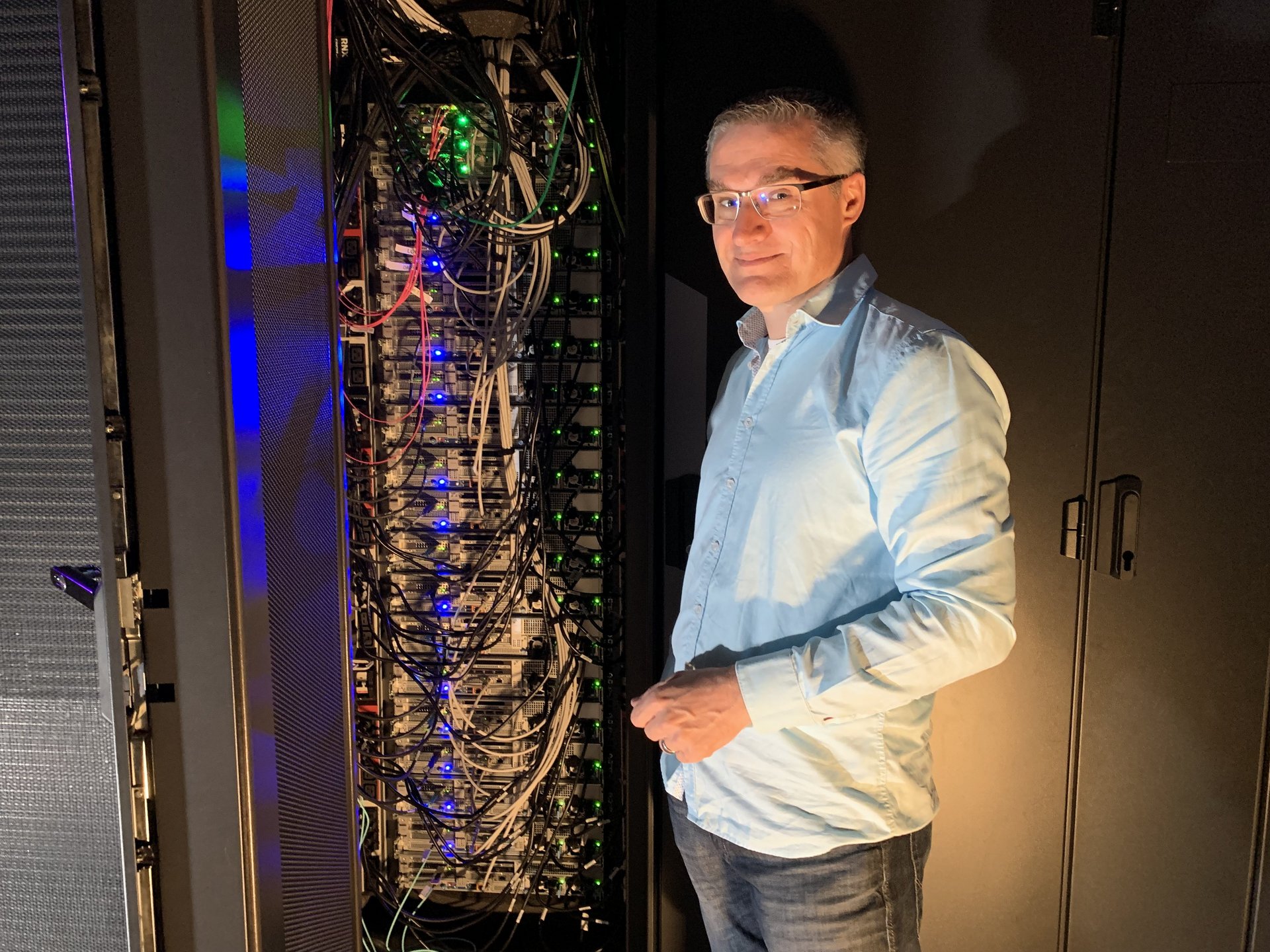 Mann vor einem Technik Schrank
