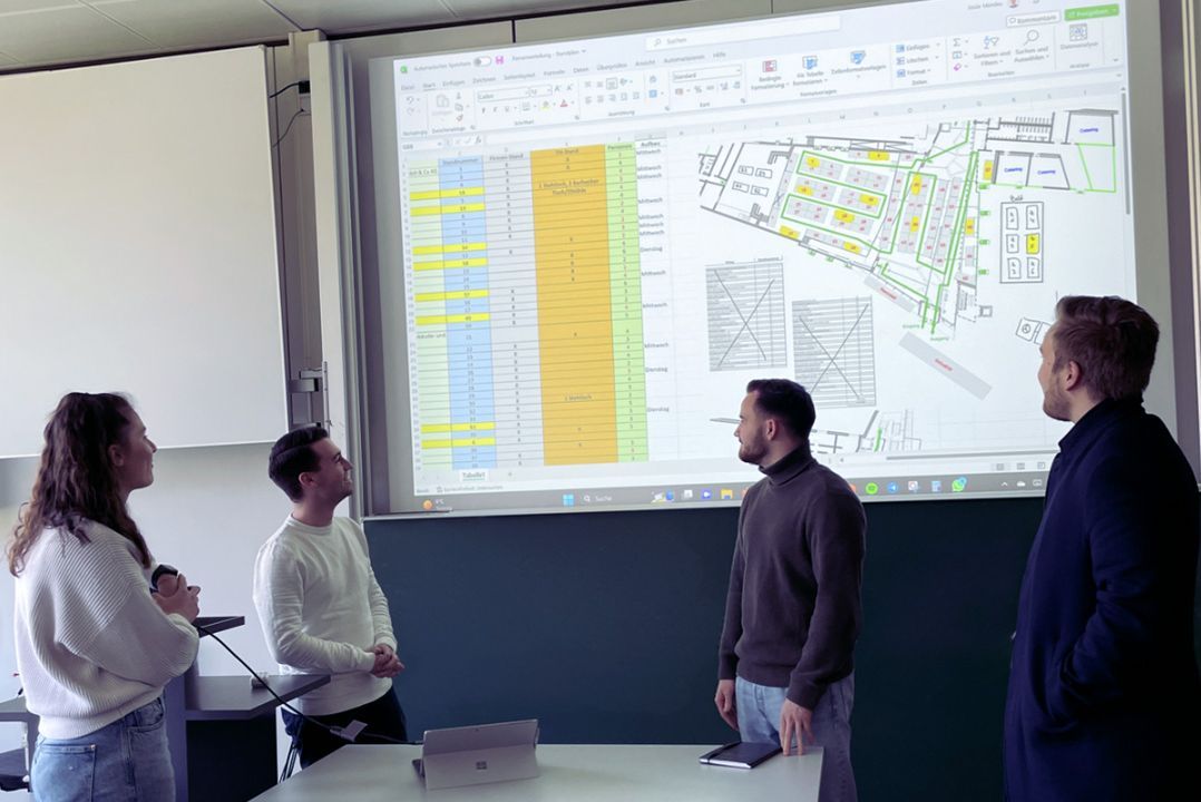 Die Projektgruppe aus Studierenden bei der Vorbereitung des Industrietags 2023.