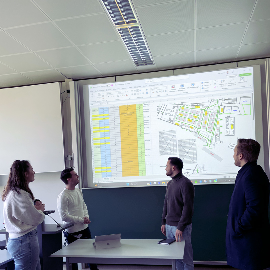 Die Projektgruppe aus Studierenden bei der Vorbereitung des Industrietags 2023.