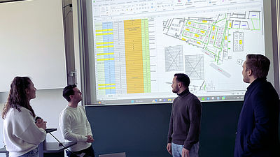 Die Projektgruppe aus Studierenden bei der Vorbereitung des Industrietags 2023.