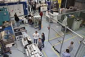 Blick von oben in ein Labor der Hochschule Esslingen