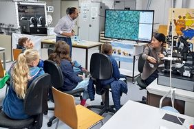 Kinder im Labor Mikroskopie