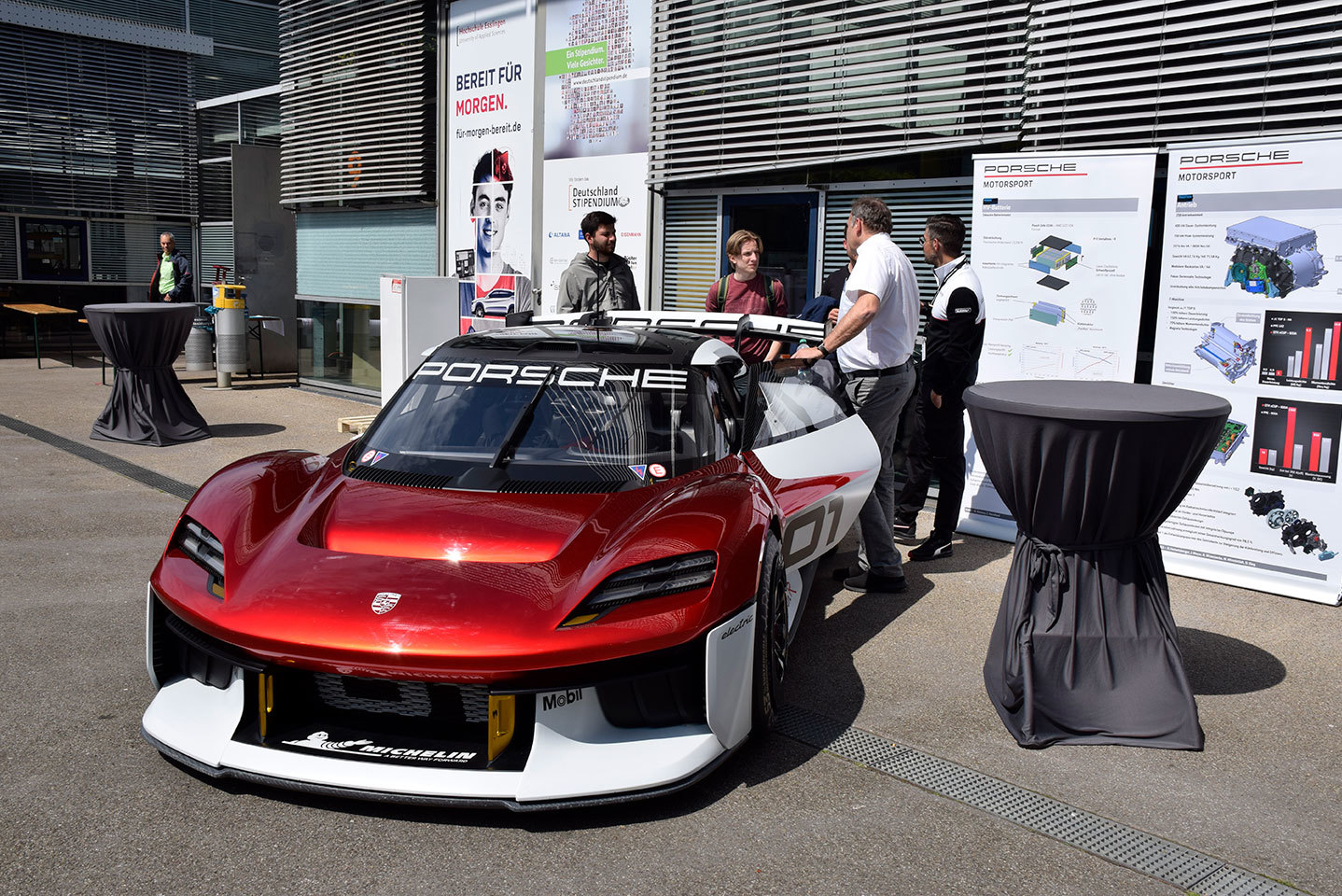 Bei der Ausstellung im Innenhof präsentierte Porsche einige ihrer Fahrzeuge.