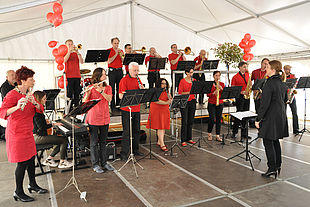 Band spielt im Festzelt