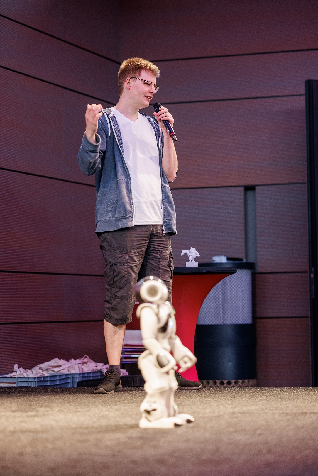 Student der Hochschule Esslingen mit Roboter