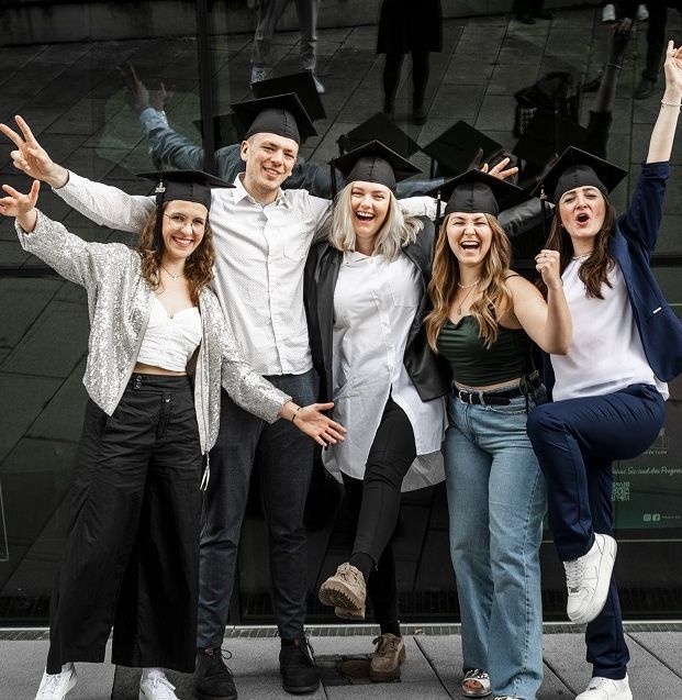 Jubelnde Absolvierende bei der Graduiertenfeier der Hochschule Esslingen
