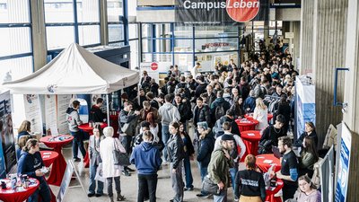 Menschen bei einer Messe