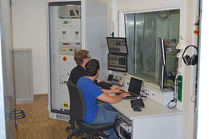 Students at the test bench control room during a laboratory experiment, Photo: Hochschule Esslingen/ LFA