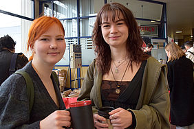 Zwei Studentinnen bei der Erstsemesterbegrüßung der Hochschule Esslingen