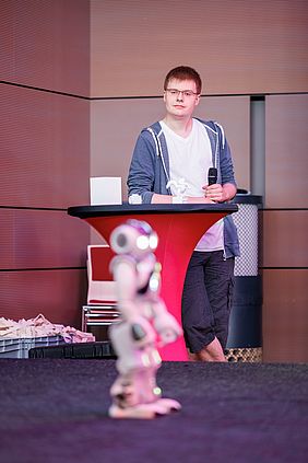Student der Hochschule Esslingen mit Roboter