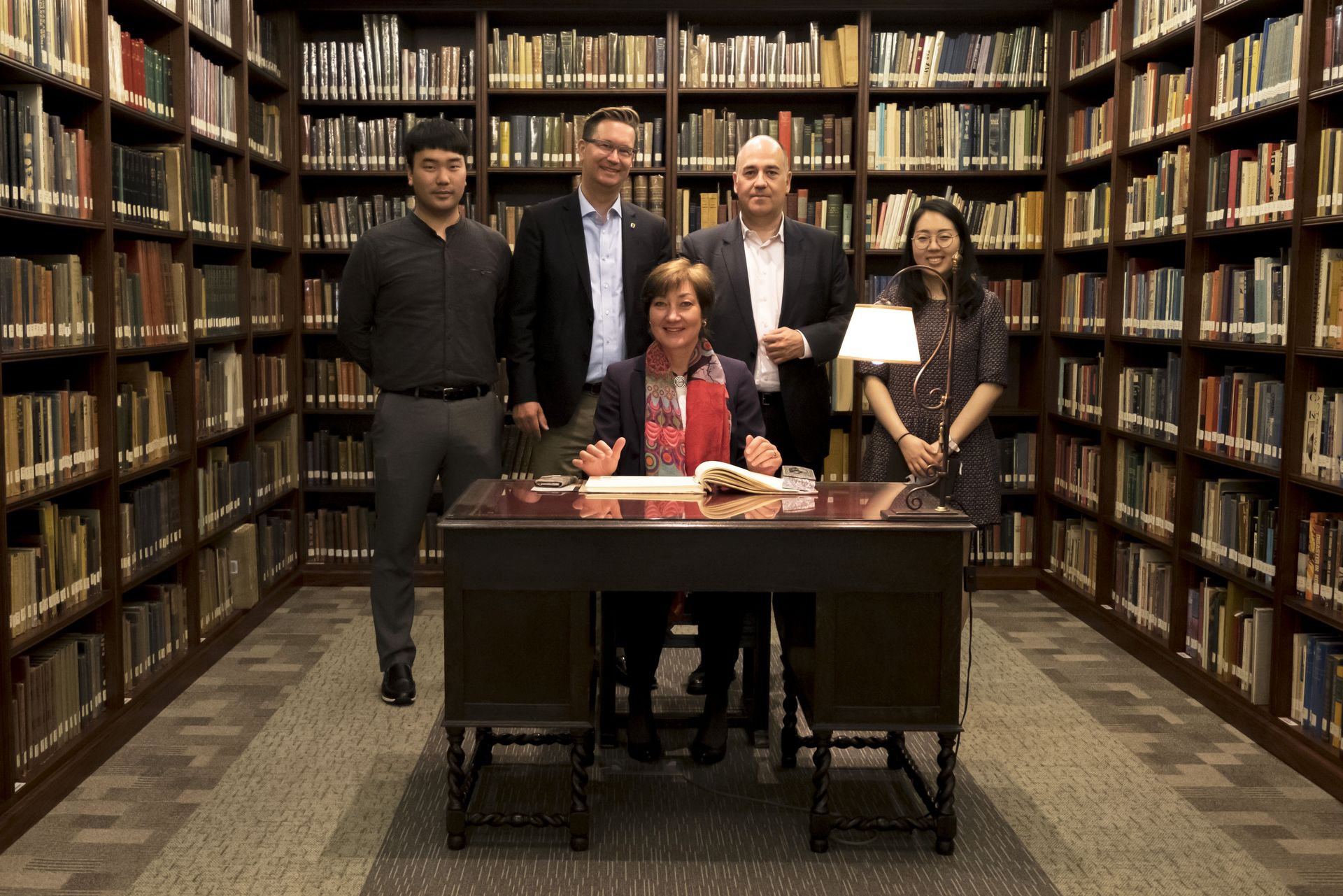ProfessorInnen in Bibliothek (Asien)