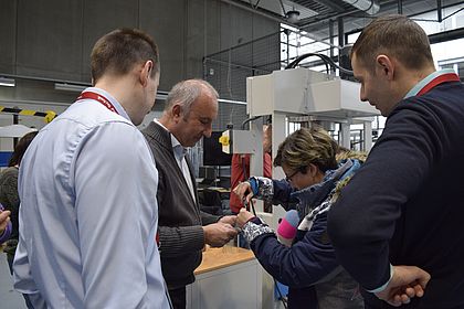 Participants in the "Staff week" get insights into the labs on the City Campus Esslingen, Picture International Office 