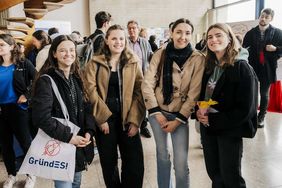 Gruppenbild mit Erstsemestern der Hochschule Esslingen