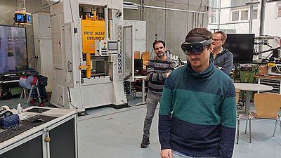 Chirstopher Polak, Wissenschaftlicher Mitarbeiter am Virtual Automation Lab, zeigt die Bereitstellung des Digitalen Zwillings einer Umformpresse.