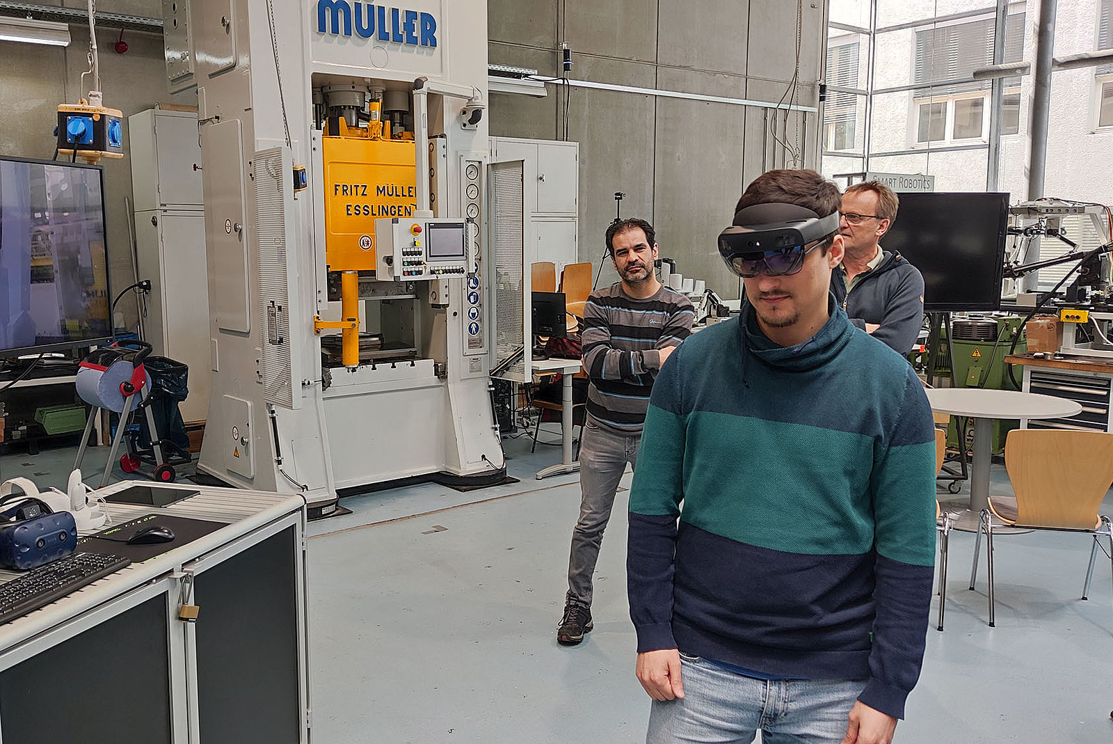 Chirstopher Polak, Wissenschaftlicher Mitarbeiter am Virtual Automation Lab, zeigt die Bereitstellung des Digitalen Zwillings einer Umformpresse.