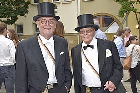 Zwei ältere Männer mit Zylinder und Frack beim Esslinger Kandelmarsch