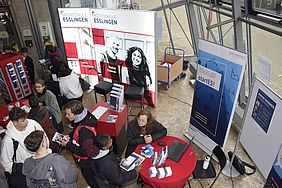 Messestand mit Interessierten beim Studieninfotag der Hochschule Esslingen