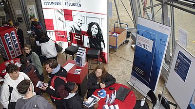 Messestand mit Interessierten beim Studieninfotag der Hochschule Esslingen