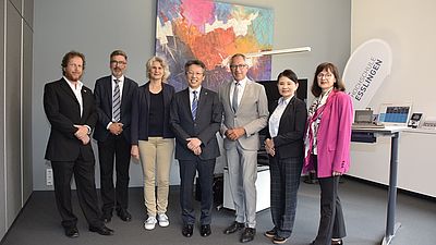 Über die unterzeichnete Kooperation freuen sich v. l. n. r: Prof. Dr. Siegfried Zürn, Prof. Dr. Alexander Schmid, Prof. Dr. Petra Wihofszky, Prof. Dr. Satoshi Sasaki,  Prof. Christoph Wolfmaier, Yumi Oshida, Beate Maleska - Foto: Hochschule