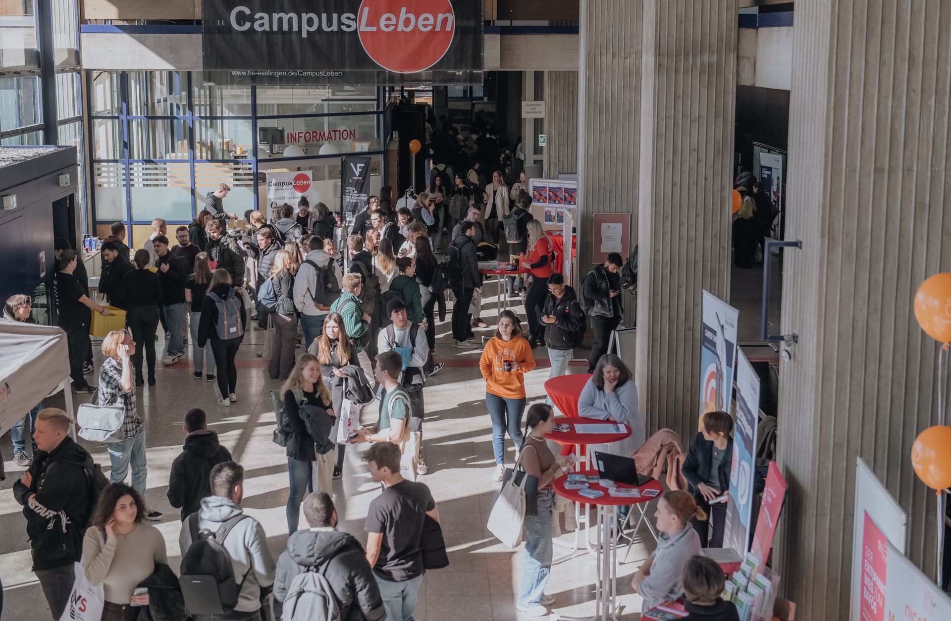 Studierende tummeln sich im Foyer beim Markt der Möglichkeiten.