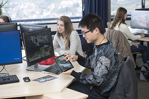 Studenten arbeiten im Labor an Computern