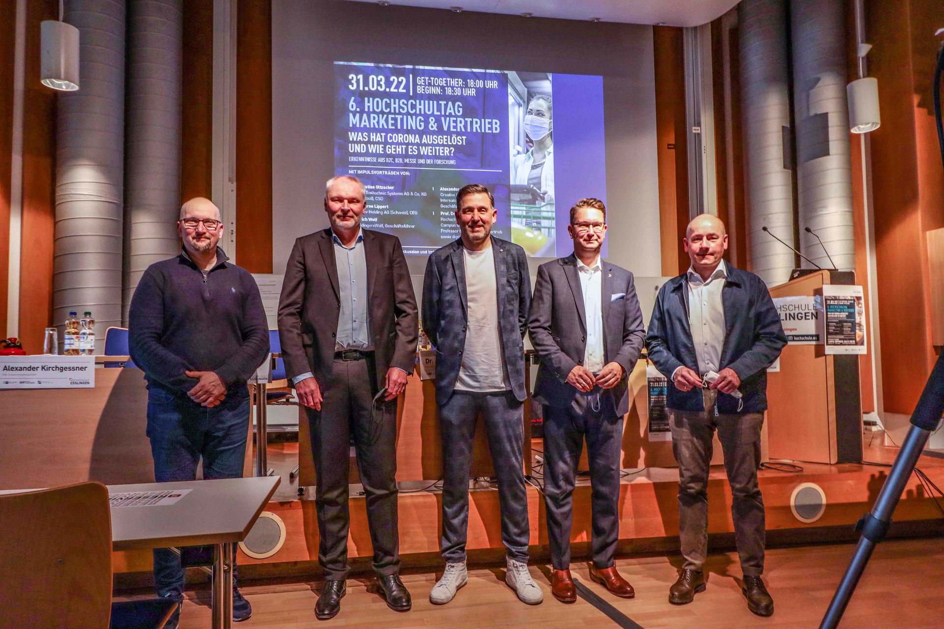 Gruppenfoto der Experten beim Vortrag zum Hochschulttag Marketing und Vertrieb.