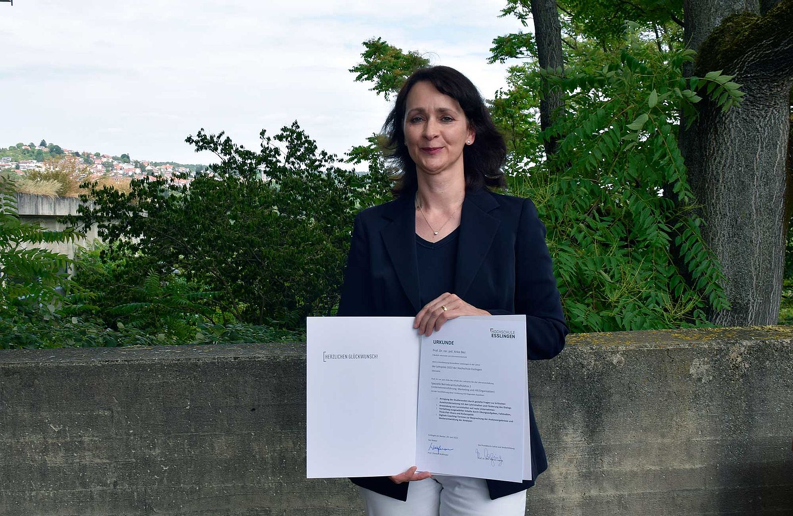 Prof. Dr. Anke Bez mit der Urkunde zum Lehrpreis für ihr ausgezeichnetes Lehrkonzept.