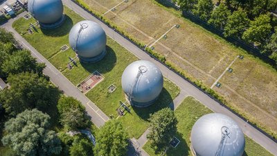 Ansicht einer Anlage mit Gasspeichern
