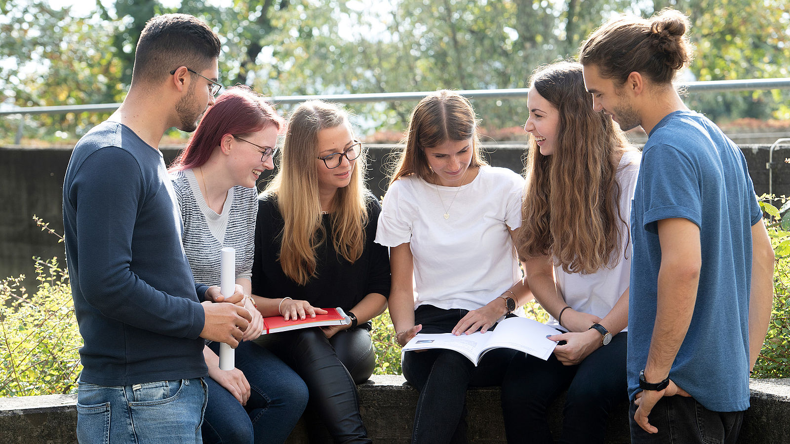 Tauschen Sie sich mit Ihren Kommilitonen und Kommilitoninnen aus und genießen Sie den Campus der Hochschule Esslingen.