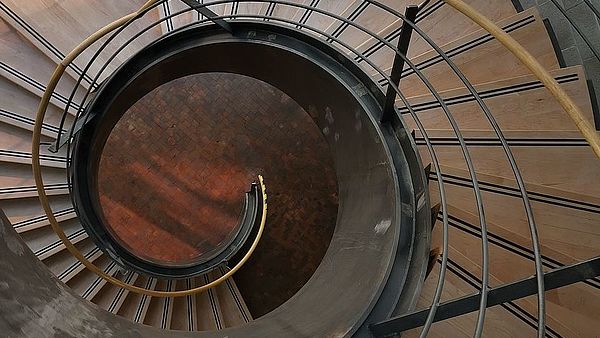 Treppe im Gebäude 9 der Hochschule Esslingen